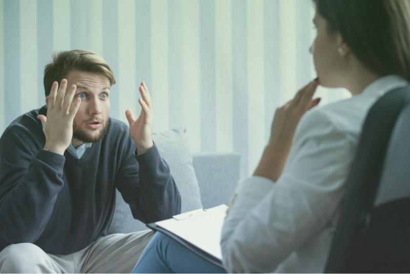 Мужчина сидит на терапии